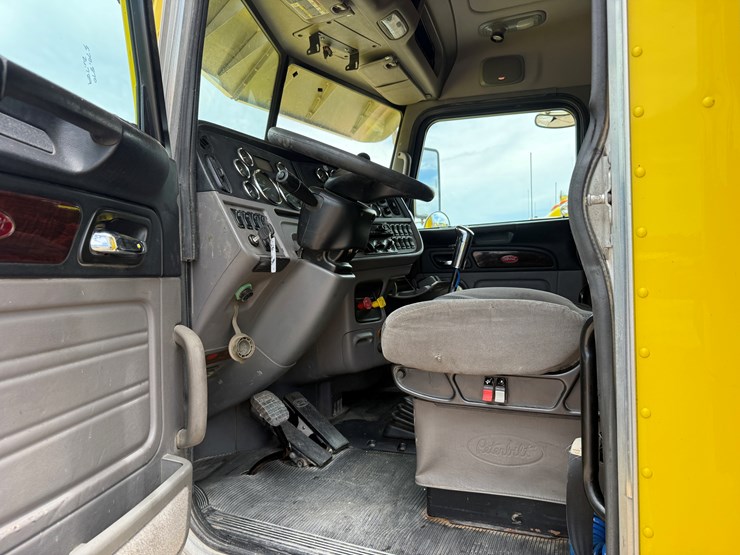 2014-peterbilt-389-image-11