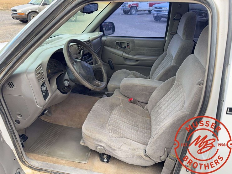 2000-chevrolet-s10-image-18