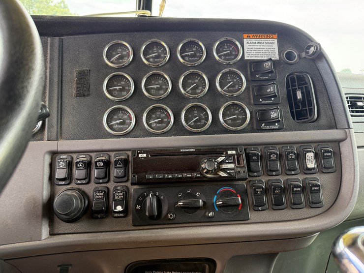 2015-peterbilt-389-image-12