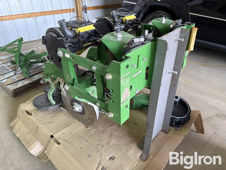 john-deere-planter-row-unit-image-1