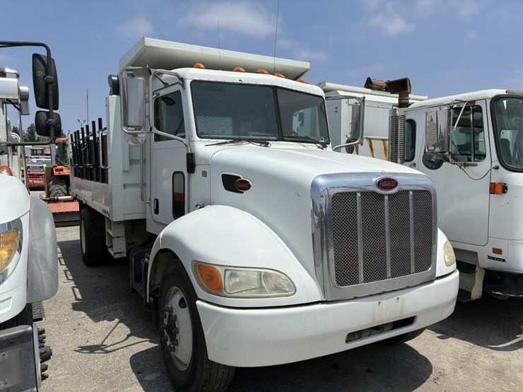 2010-peterbilt-335-image-2