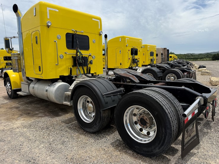 2013-peterbilt-389-image-7