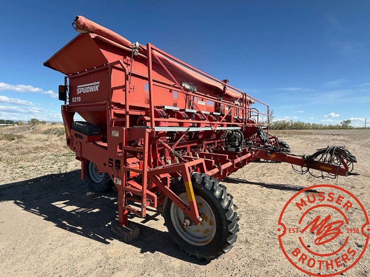 spudnik-8210-10-row-specialty-planter-image-3