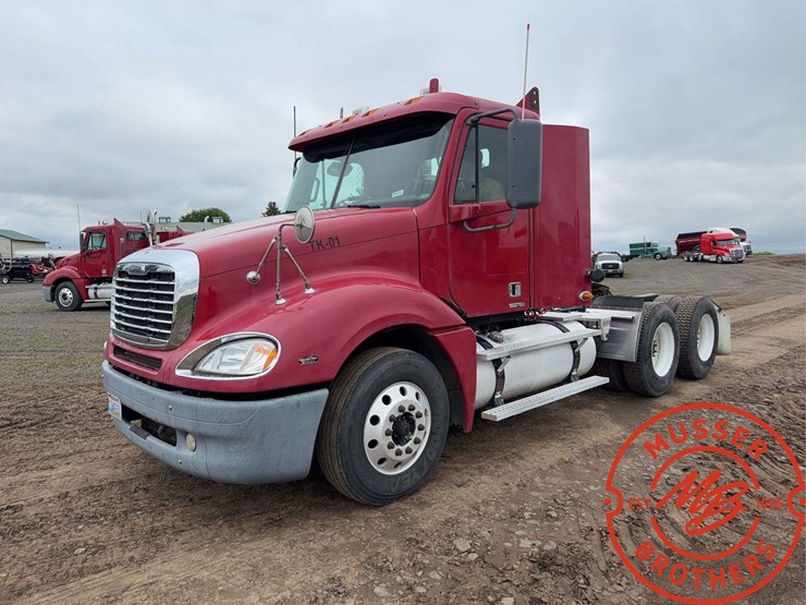 2007-freightliner-columbia-120-image-7