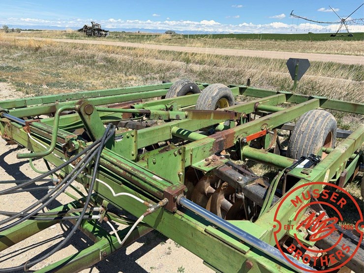 john-deere-235-image-13