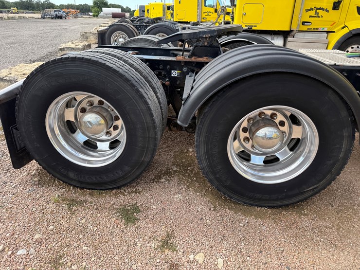 2014-kenworth-t800-image-16