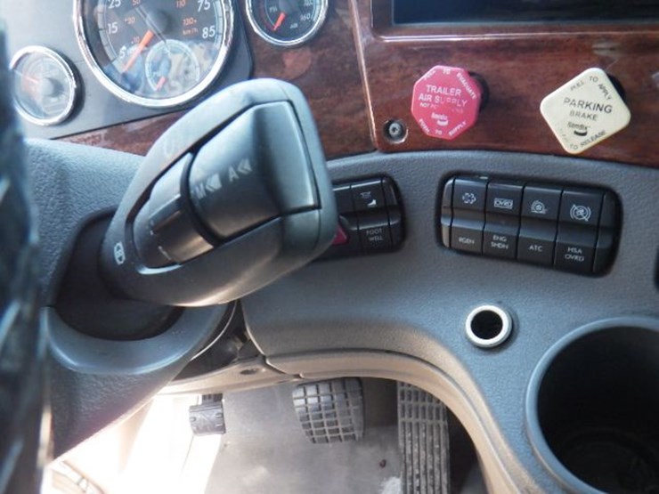 2014-freightliner-cascadia-125-evolution-image-20