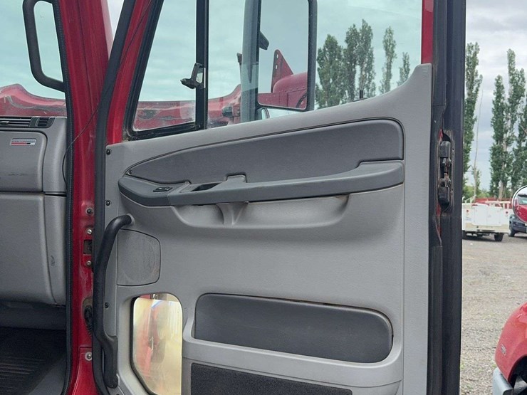 2007-freightliner-columbia-120-image-29