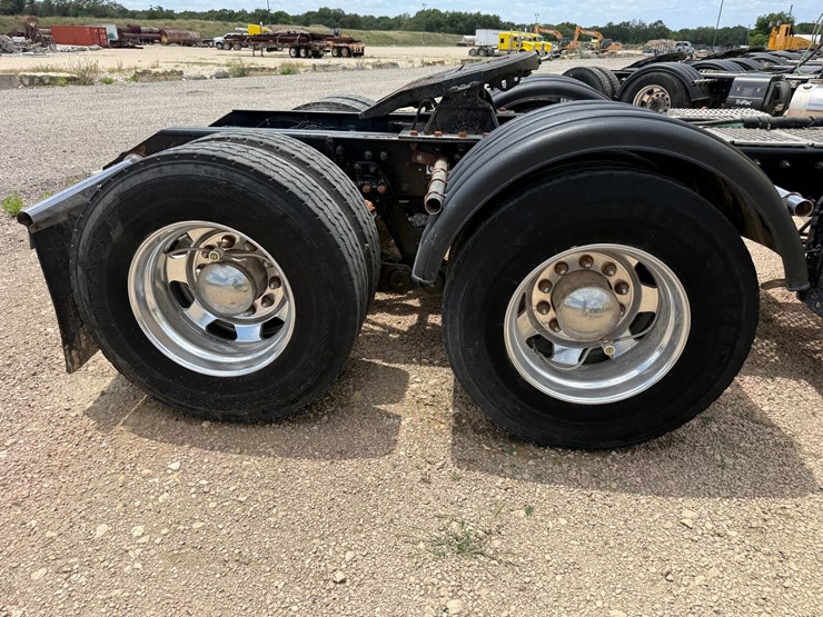 2015-kenworth-t800-image-16