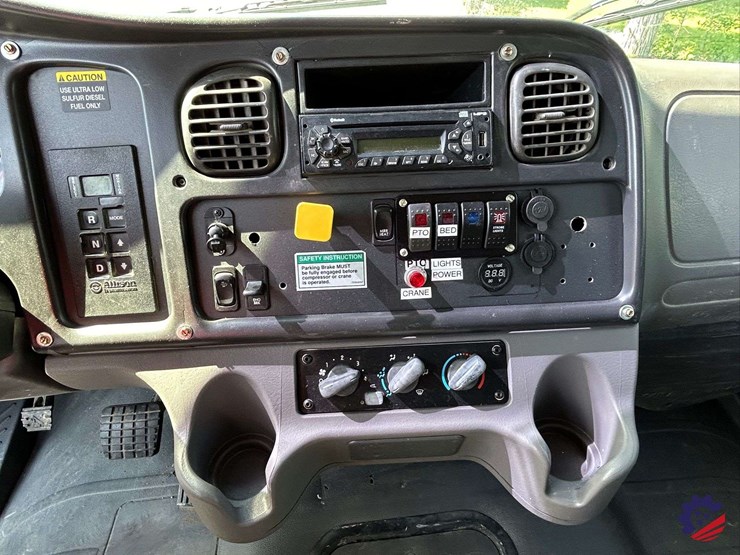 2010-freightliner-m2-106-image-118