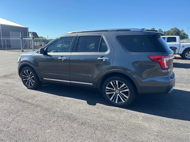 2016-ford-explorer-platinum-image-7