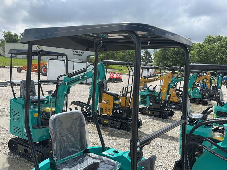 g-industry-h16r-mini-excavator-with-canopy-and-thumb-attachment-image-19