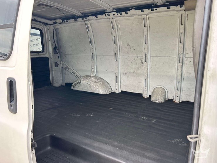 2011-chevrolet-express-2500-image-27