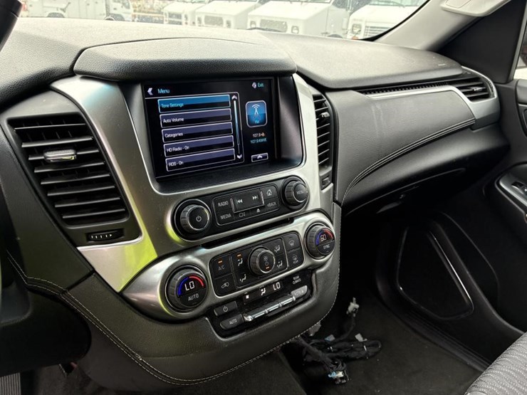 2016-chevrolet-suburban-image-16