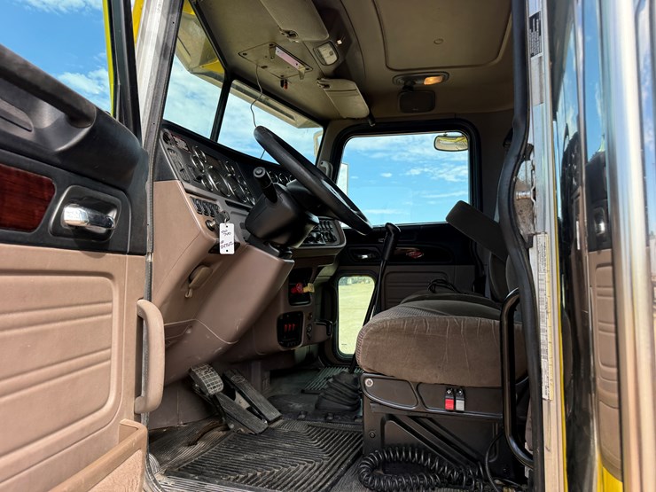 2012-peterbilt-389-image-11