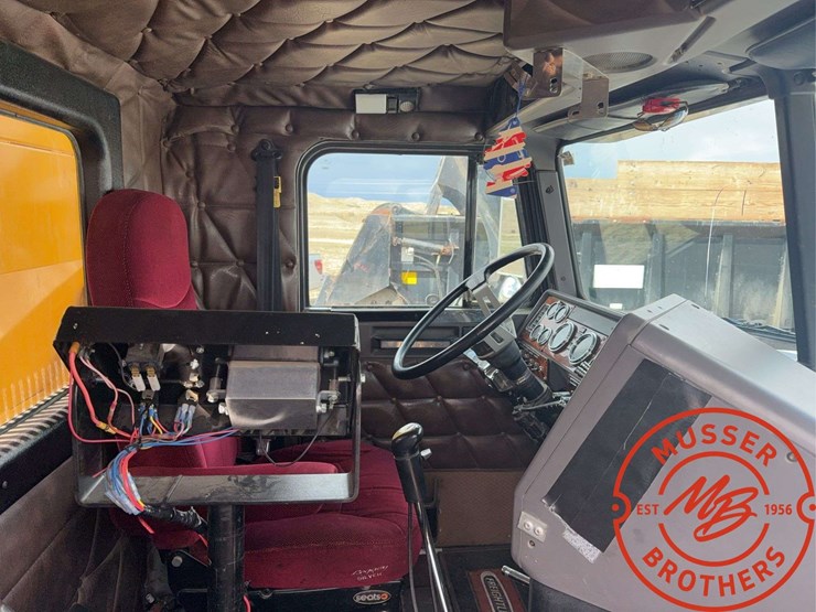 2000-freightliner-fld120-image-38