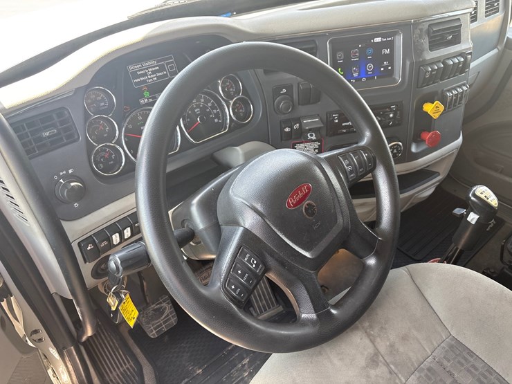 2020-peterbilt-567-image-8