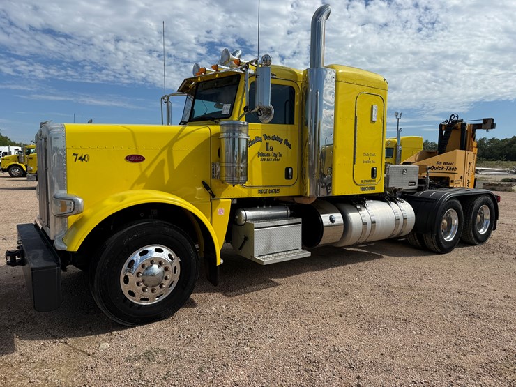 2012-peterbilt-389-image-1