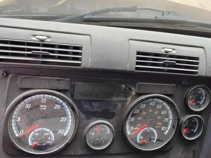 2015-freightliner-108sd-plus-image-12