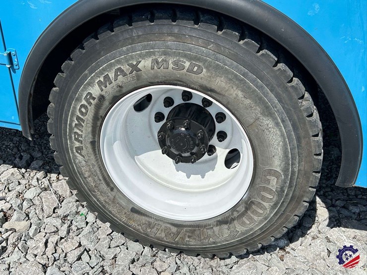 2010-freightliner-m2-106-image-6
