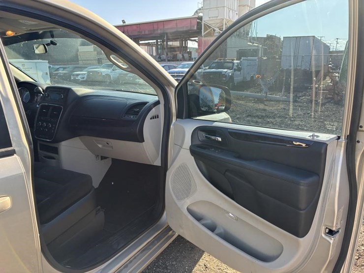 2016-dodge-grand-caravan-image-9