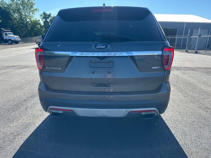 2016-ford-explorer-platinum-image-5