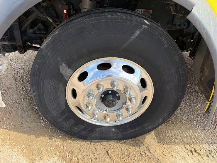 2018-peterbilt-567-image-14