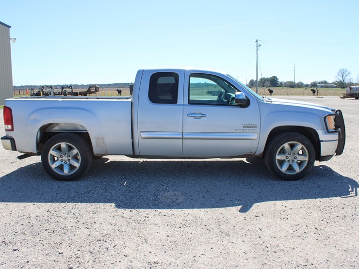 #2102-•-2013-gmc-sierra-pickup-truck-image-2