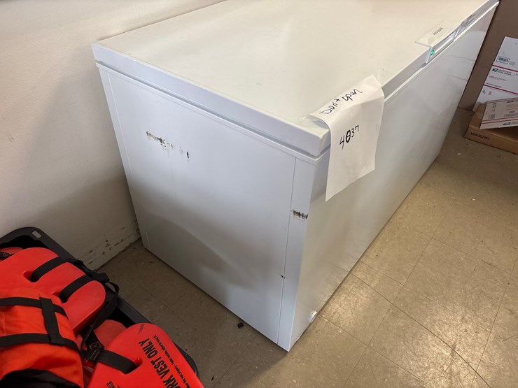 #4037-•-frigidaire-deep-freezer-image-2