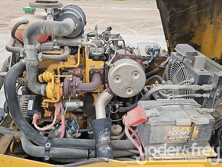 2019-caterpillar-cb24b-image-17