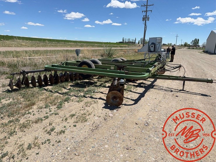 john-deere-235-image-9