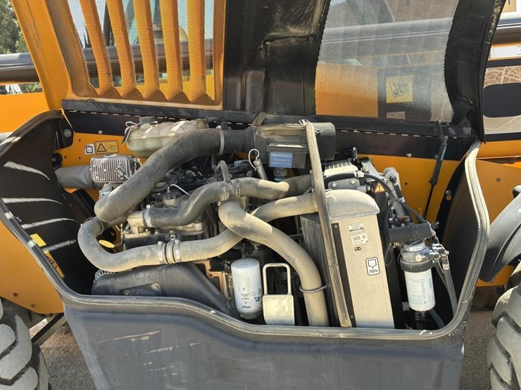 2014-jcb-550-140-image-13