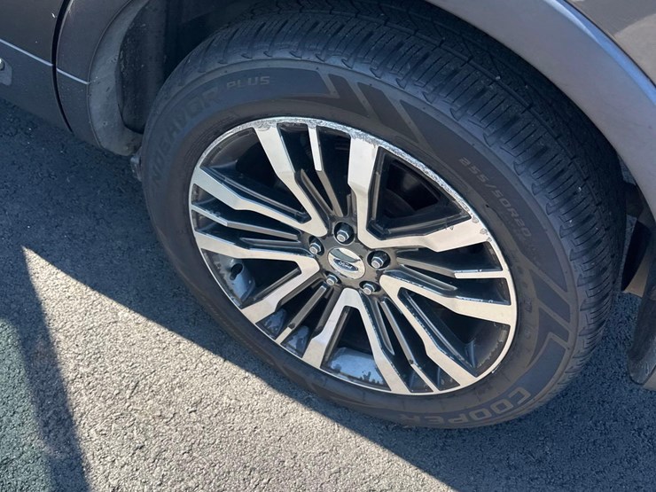 2016-ford-explorer-platinum-image-31