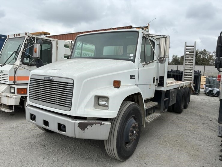 2002-freightliner-fl80-image-1