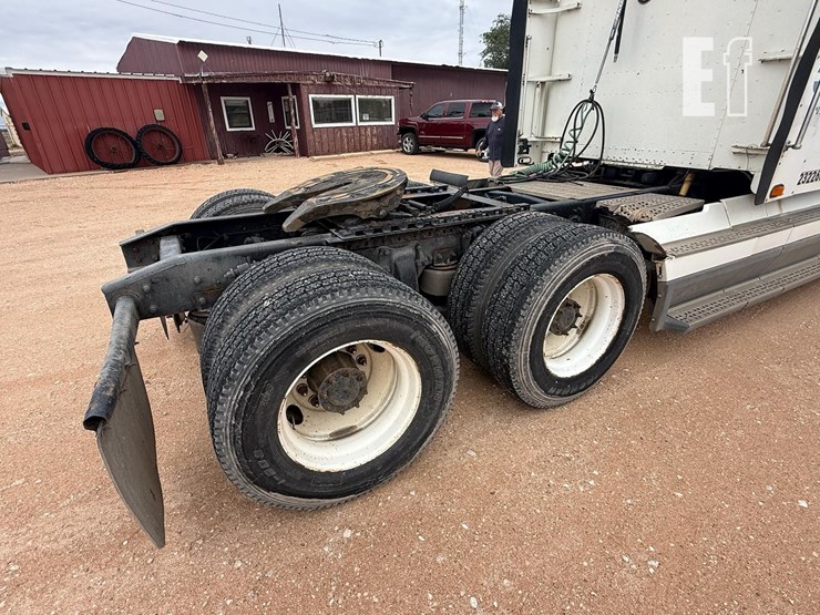 1996-freightliner-fld120-image-2