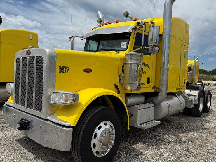 2015-peterbilt-389-image-1