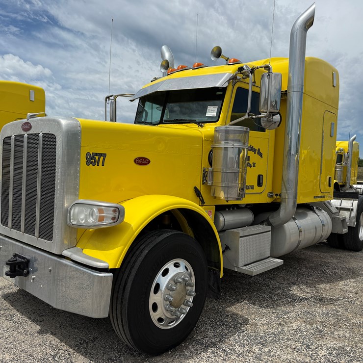 2015 PETERBILT 389