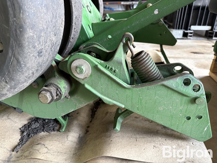 john-deere-planter-units-w/roller-wheels-image-12