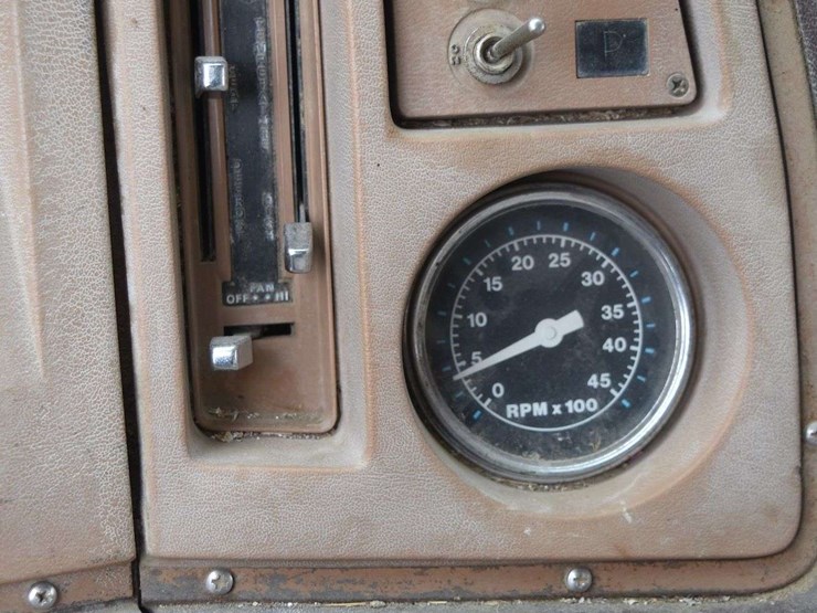 1980-ford-800-image-33