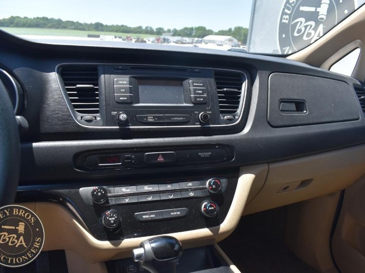 2015-kia-sedona-lx-image-17
