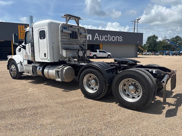 2020-peterbilt-567-image-4