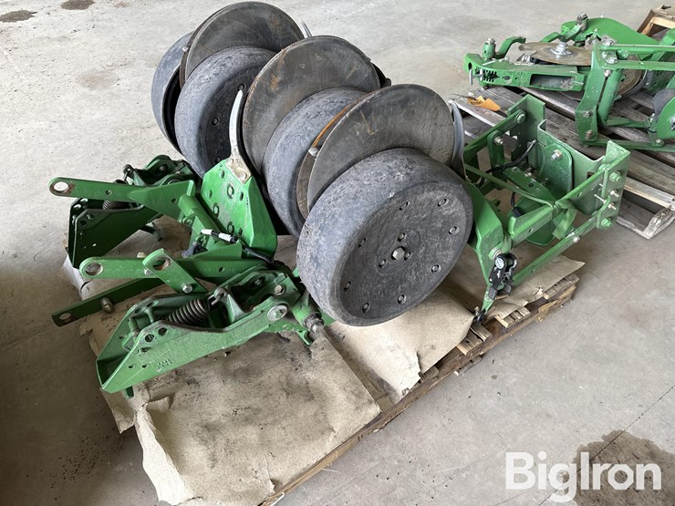 john-deere-planter-units-w/roller-wheels-image-5