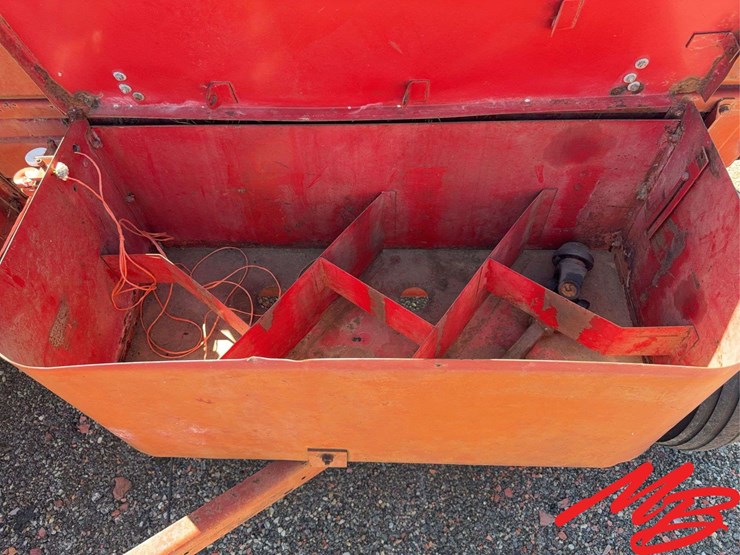 new-holland-320-image-13