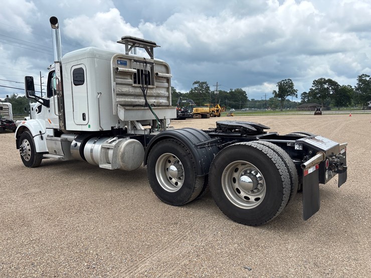 2020-peterbilt-567-image-4