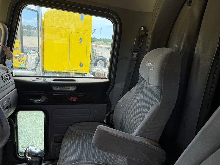 2014-peterbilt-389-image-13