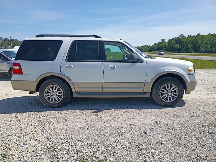 2010-ford-expedition-image-11