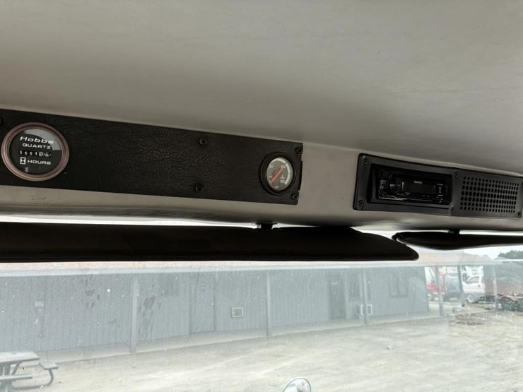 2002-freightliner-fl80-image-16