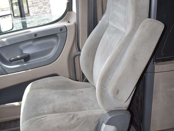 2017-freightliner-cascadia-125-image-47