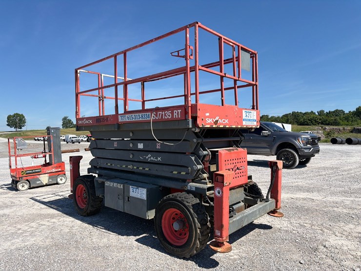 skyjack-sj7135rt-image-2