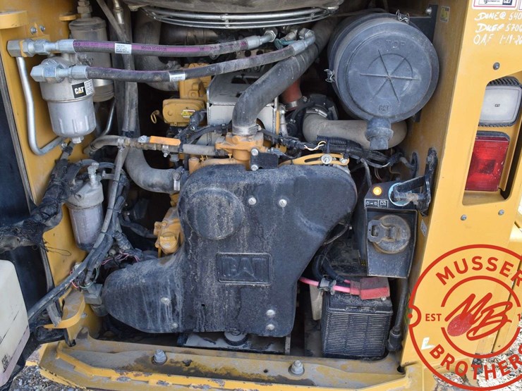 2016-caterpillar-d2-image-38